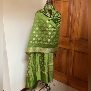 Elegant Green Silk Saree with Gold Accents 93”x34”